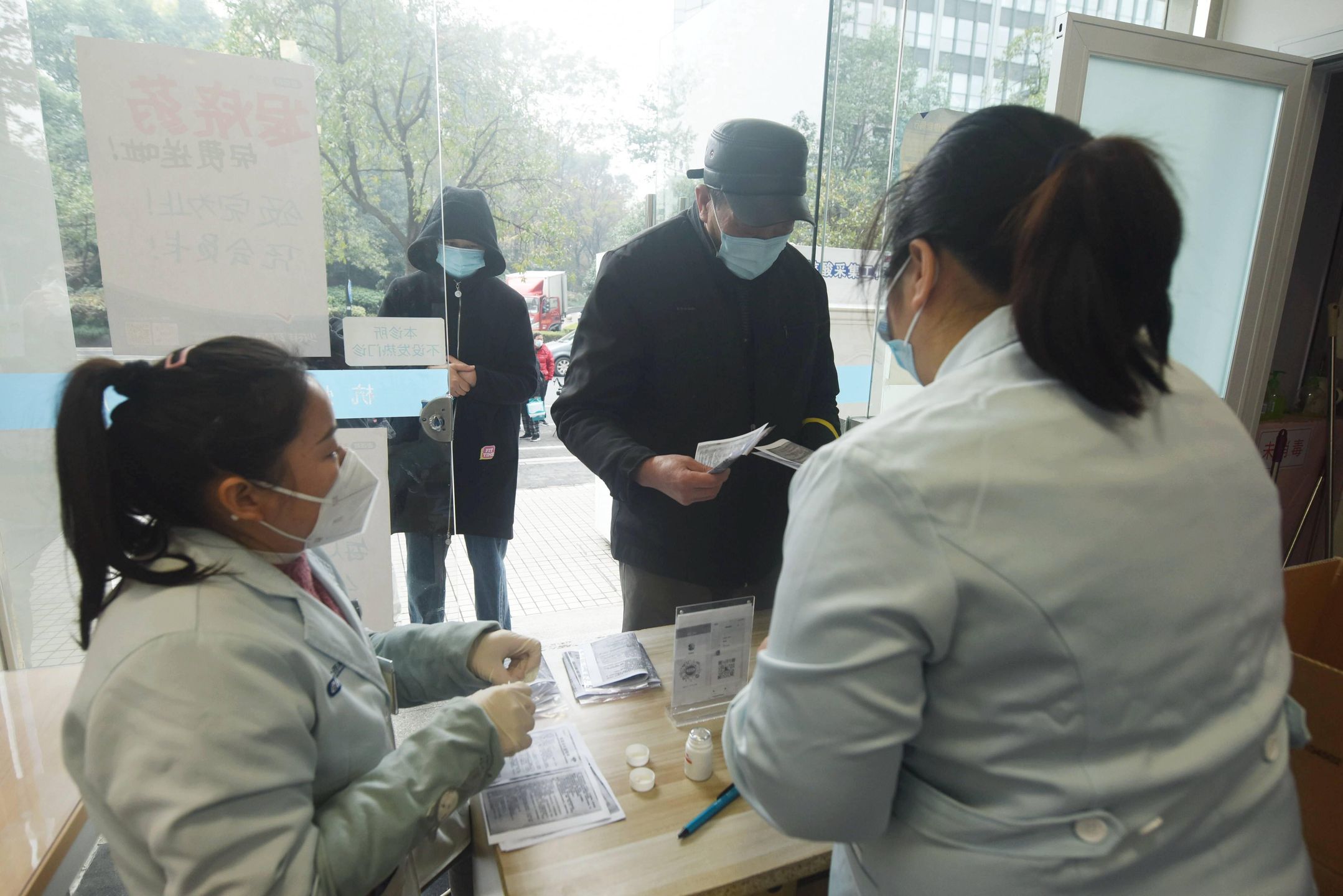 China Hangzhou Ibuprofen Short Supply
Workers at a pharmacy distribute six pills of ibuprofen to each visitor free of charge in Hangzhou in east China's Zhejiang province Wednesday, Dec. 28, 2022. A pharmacy chain has started to provide three million pills of ibuprofen in 70 Chinese cities, amid the national Omicron outbreak., Credit:LONG WEI / Avalon 
Dostawca: PAP/Avalon
LONG WEI / Avalon
health, medicine, coronavirus, covid, covid-19, pandemic