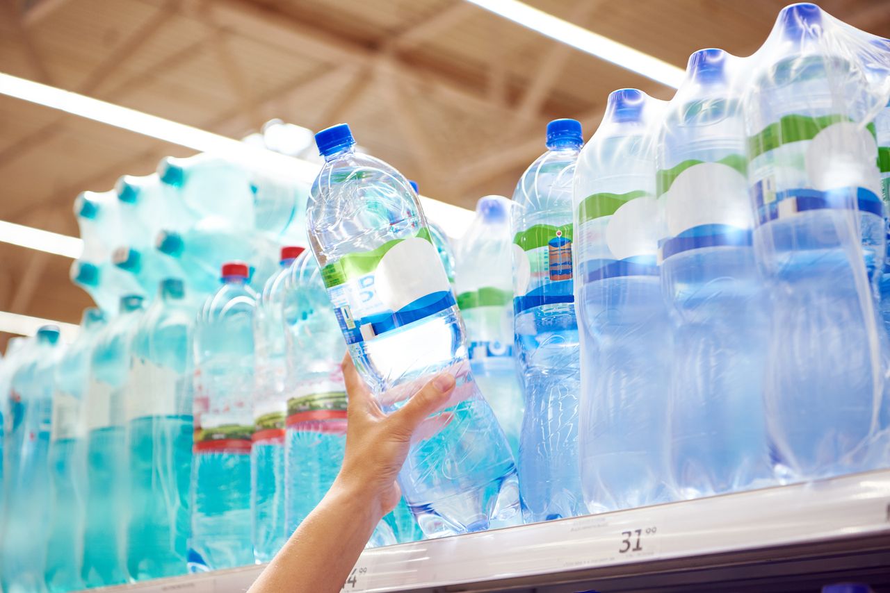 Pijesz wodę z plastikowych butelek? Sprawdź, co się dzieje wtedy z twoim organizmem