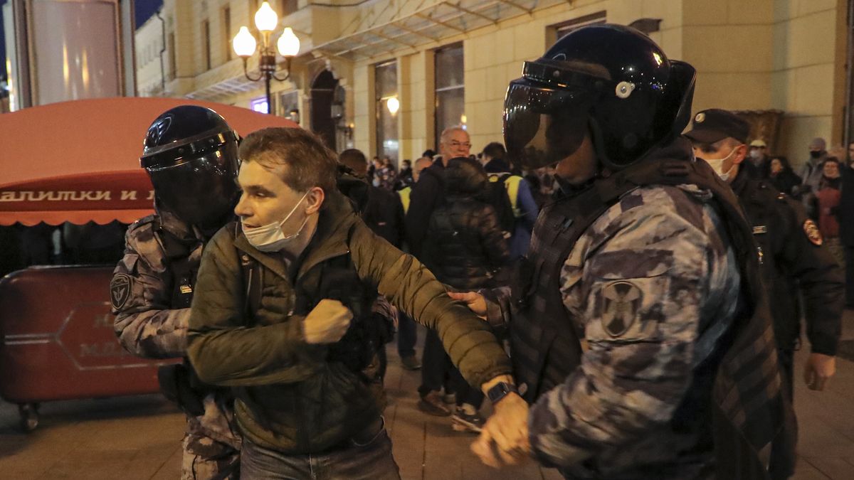 Russian policemen detain a participant of an unauthorised protest against the partial mobilisation due to the conflict in Ukraine, in central Moscow, Russia, 21 September 2022. Russian President President Putin has signed a decree on partial mobilization in the Russian Federation, with mobilization activities starting on 21 September. Russian citizens who are in the reserve will be called up for military service. On 24 February 2022 Russian troops entered the Ukrainian territory in what the Russian president declared a 'Special Military Operation', starting an armed conflict that has provoked destruction and a humanitarian crisis. EPA/MAXIM SHIPENKOV Dostawca: PAP/EPA.
