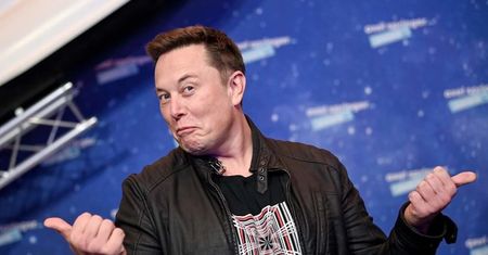Znowu siedzi i gra. Elon Musk dorwał się do klawiatury