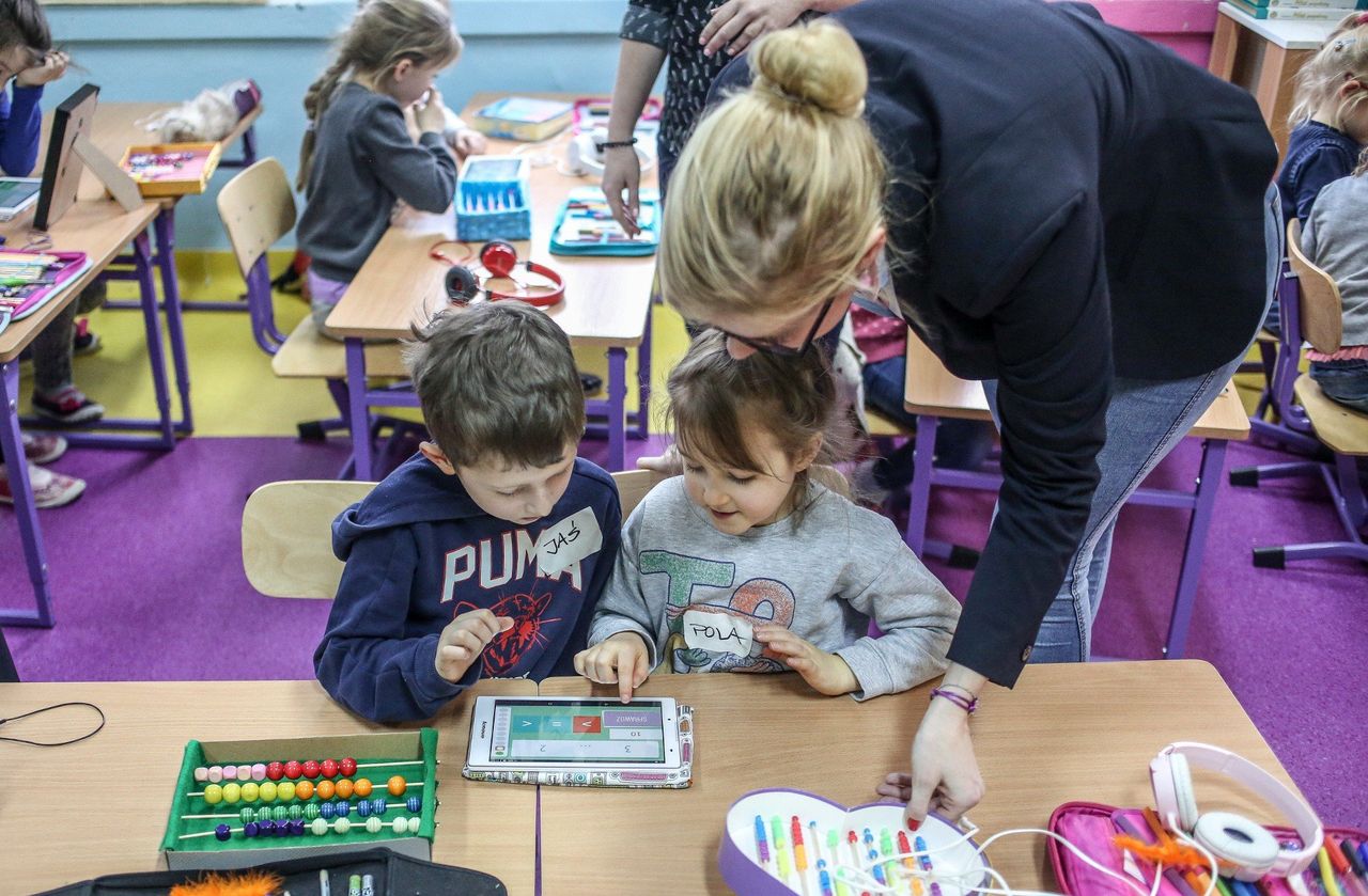 Edukacja w Polsce jest darmowa. A rodzice i tak muszą wydawać na nią krocie! 29 proc. z nich wydaje średnio 201-500 zł miesięcznie
