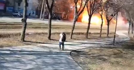 Szedł ulicą Kijowa. Nagle spadła bomba. Wstrząsające nagranie