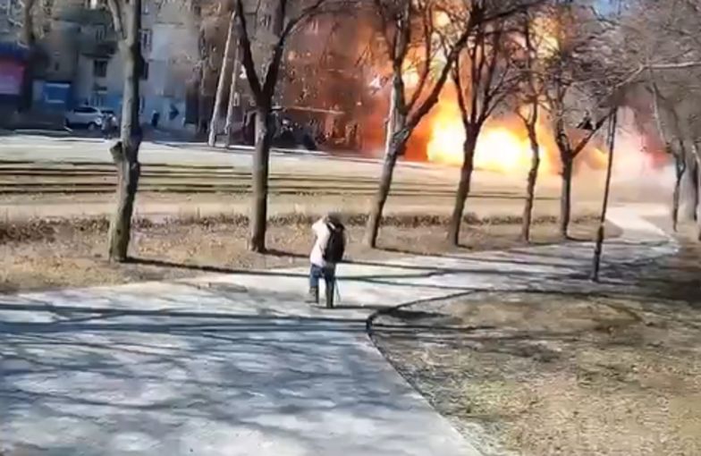 Szedł ulicą Kijowa. Nagle spadła bomba. Wstrząsające nagranie
