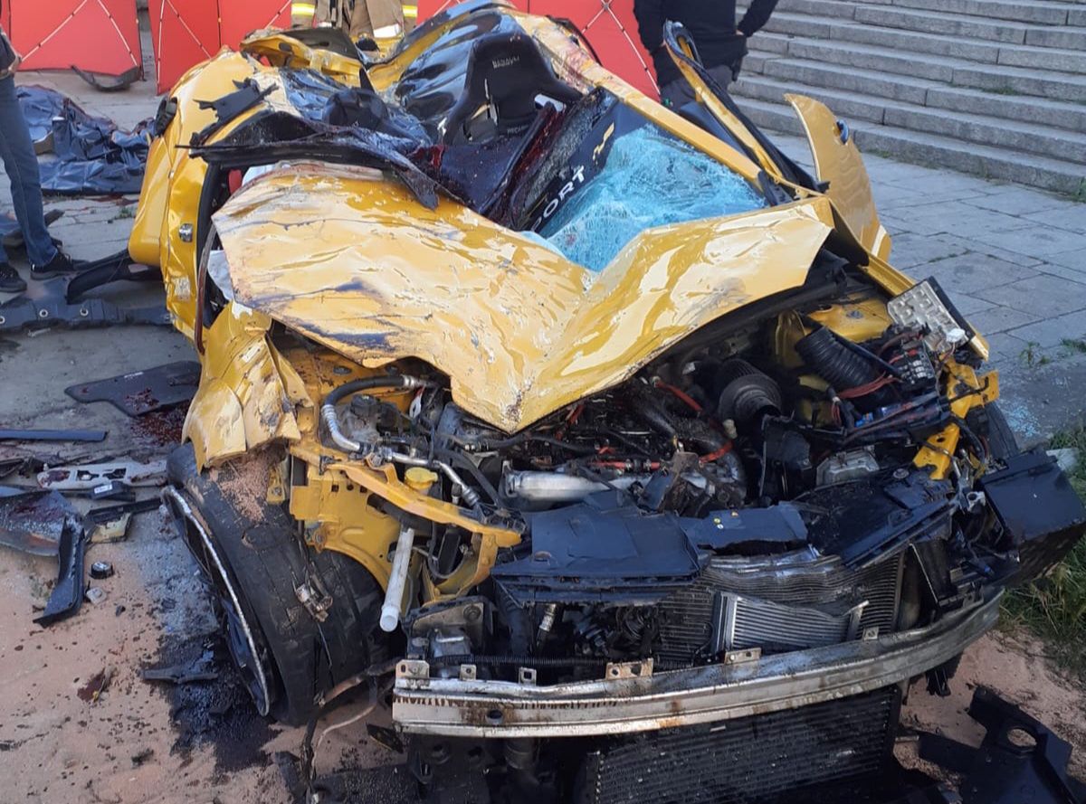 Żółta meganka po wypadku w Krakowie. Kierowca i pasażerowie nie mieli szans