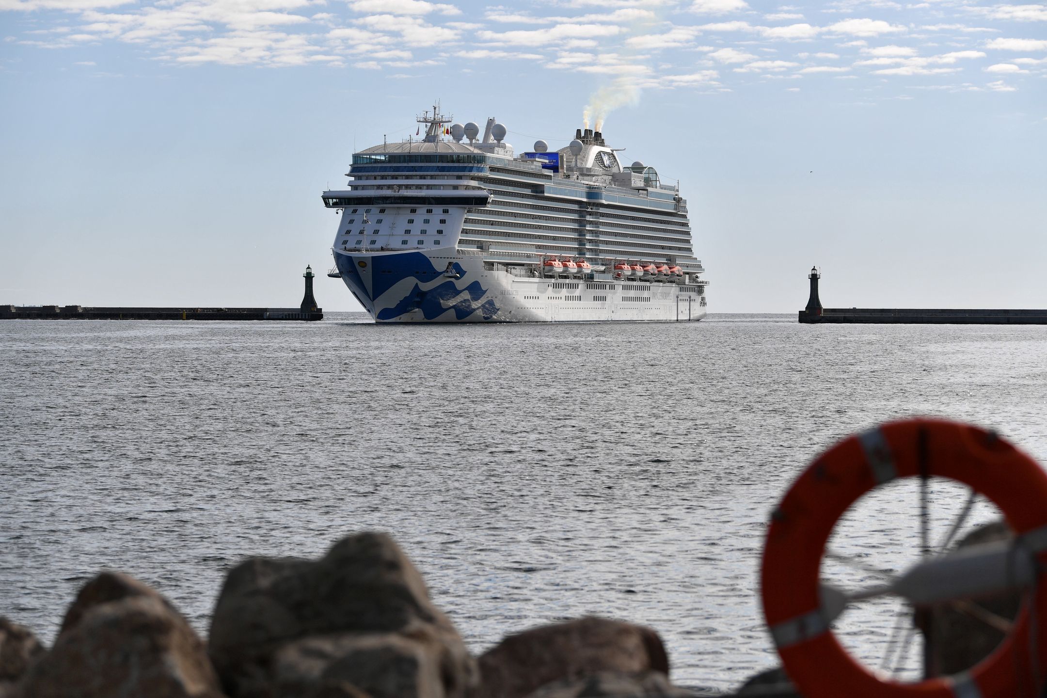 Gdynia, 17.05.2022. Statek wycieczkowy Sky Princess wpływa do portu w Gdyni, 17 bm. Licząca sobie 329,81 m długości jednostka to największy statek wycieczkowy, jaki wszedł do gdyńskiego portu w jego historii. Sky Princess może pomieścić 3,6 tys. pasażerów i ponad 1,3 tys. członków załogi. Jest wyposażony między innymi w baseny, kort tenisowy, boiska do koszykówki i trasy do joggingu. (amb) PAP/Adam Warżawa