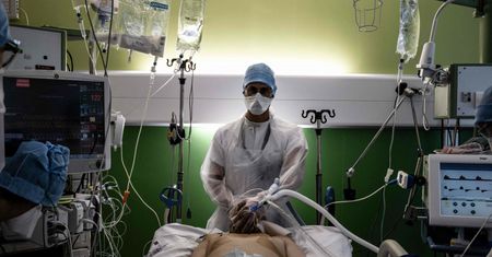Omikron wywoła dużą falę hospitalizacji. Ekspert WHO alarmuje