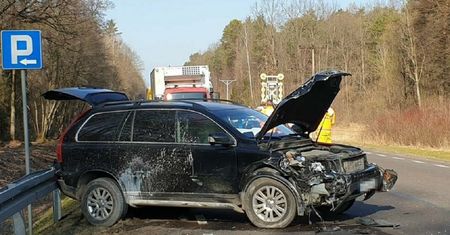 84-latek spowodował wypadek. Nie zauważył drugiego auta