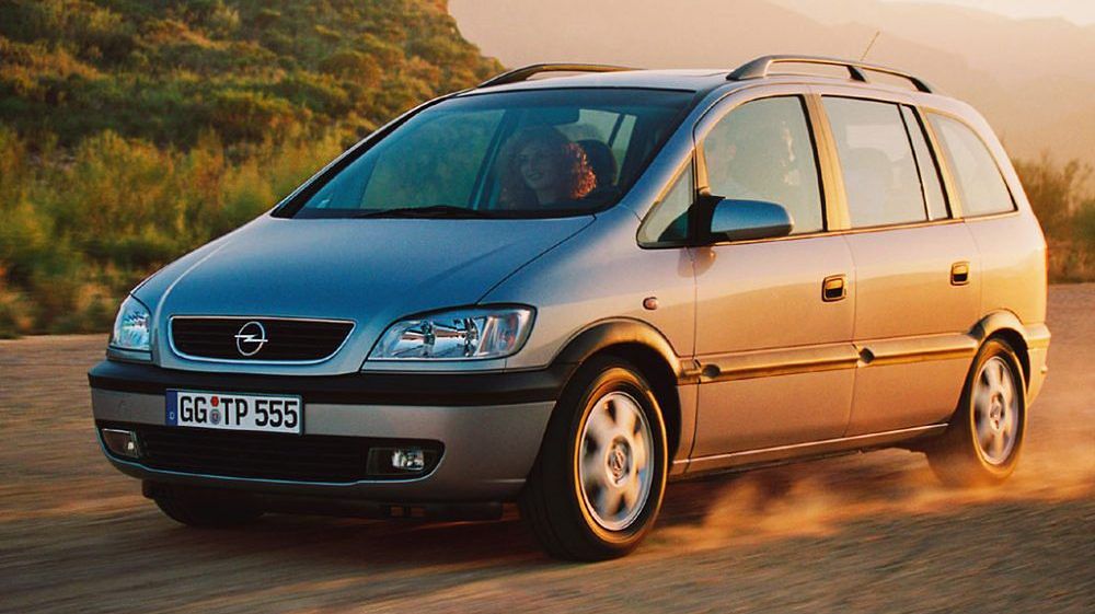 Opel Zafira to jeden z tańszych i rozsądniejszych kompaktowych minivanów na rynku. Jeśli trzeba dowozić trójkę czy czwórkę dzieci do szkoły, auto jest w sam raz.