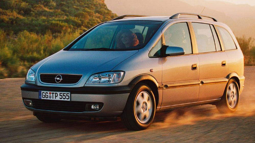 Opel Zafira to jeden z tańszych i rozsądniejszych kompaktowych minivanów na rynku. Jeśli trzeba dowozić trójkę czy czwórkę dzieci do szkoły, auto jest w sam raz.
