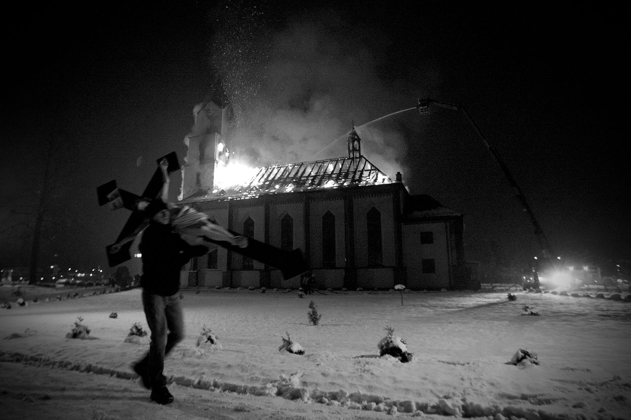 Środek nocy, płonący kościół i ratowanie krzyża. Oto Zdjęcie Roku w Grand Press Photo 2013