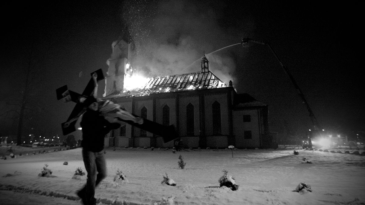 Środek nocy, płonący kościół i ratowanie krzyża. Oto Zdjęcie Roku w Grand Press Photo 2013 1