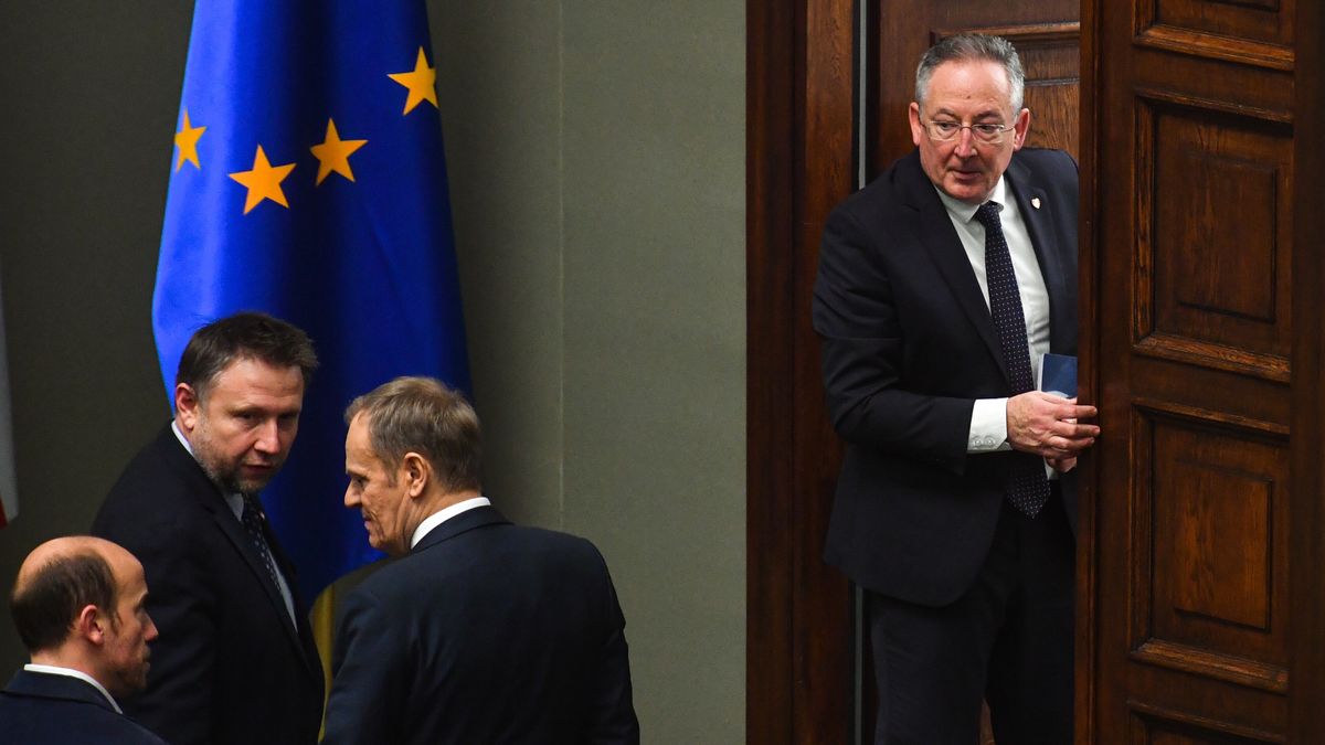 Warszawa, 17.01.2024. Premier Donald Tusk (3L), minister kultury i dziedzictwa narodowego Bartłomiej Sienkiewicz (P), minister spraw wewnętrznych i administracji Marcin Kierwiński (2L) i minister aktywów państwowych Borys Budka (L) na sali obrad Sejmu w Warszawie, 17 bm. Sejm odrzucił wniosek o wyrażenie wotum nieufności wobec ministra kultury i dziedzictwa narodowego Bartłomieja Sienkiewicza. (aldg) PAP/Piotr Nowak