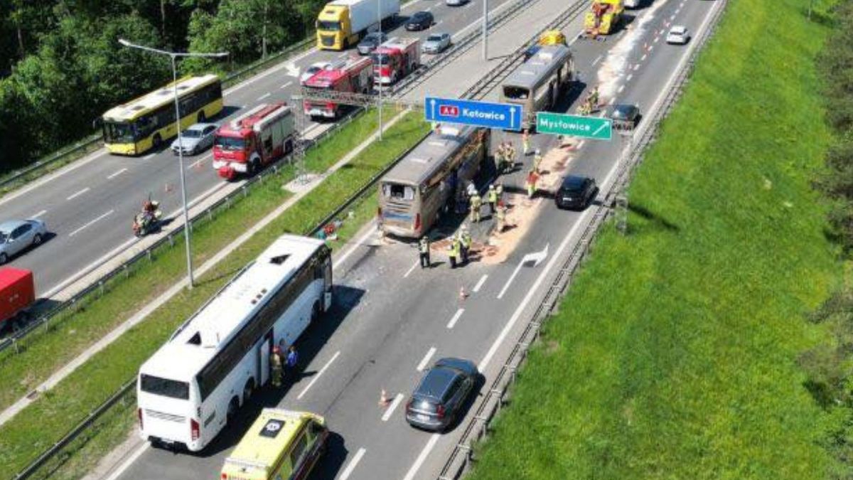 Wypadek na A4. Zderzenie dwóch autokarów