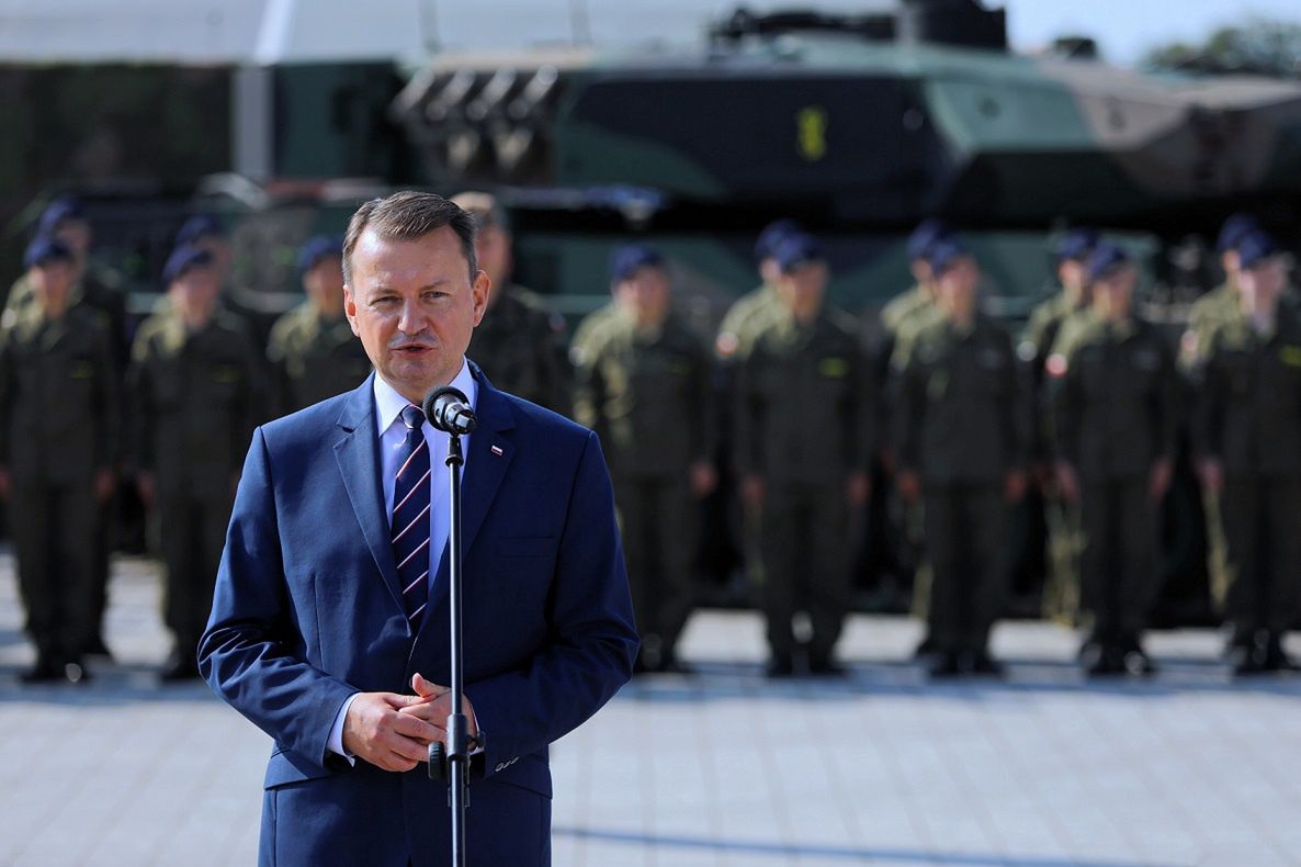 
Uchodźcy na granicy. Mariusz Błaszczak pokazał nowe zdjęcie zasieków 