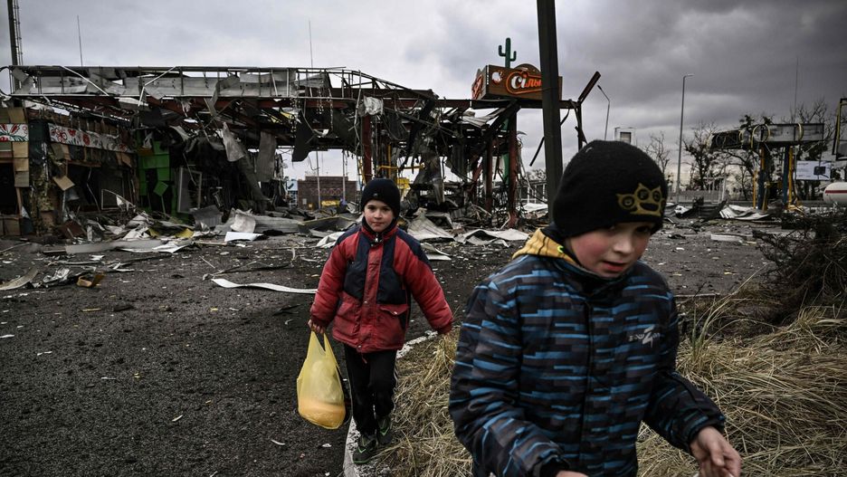 Wojna w Ukrainie - sobotni korytarz humanitarnyChildren evacuate the city of Irpin, northwest of Kyiv, during heavy shelling and bombing on March 5, 2022. - Ukraine and Russia agreed to create humanitarian corridors to evacuate civilians on March 3, 2022 in a second round of talks since Moscow invaded last week, a top Ukrainian official said. (Photo by Aris Messinis / AFP)ARIS MESSINIS