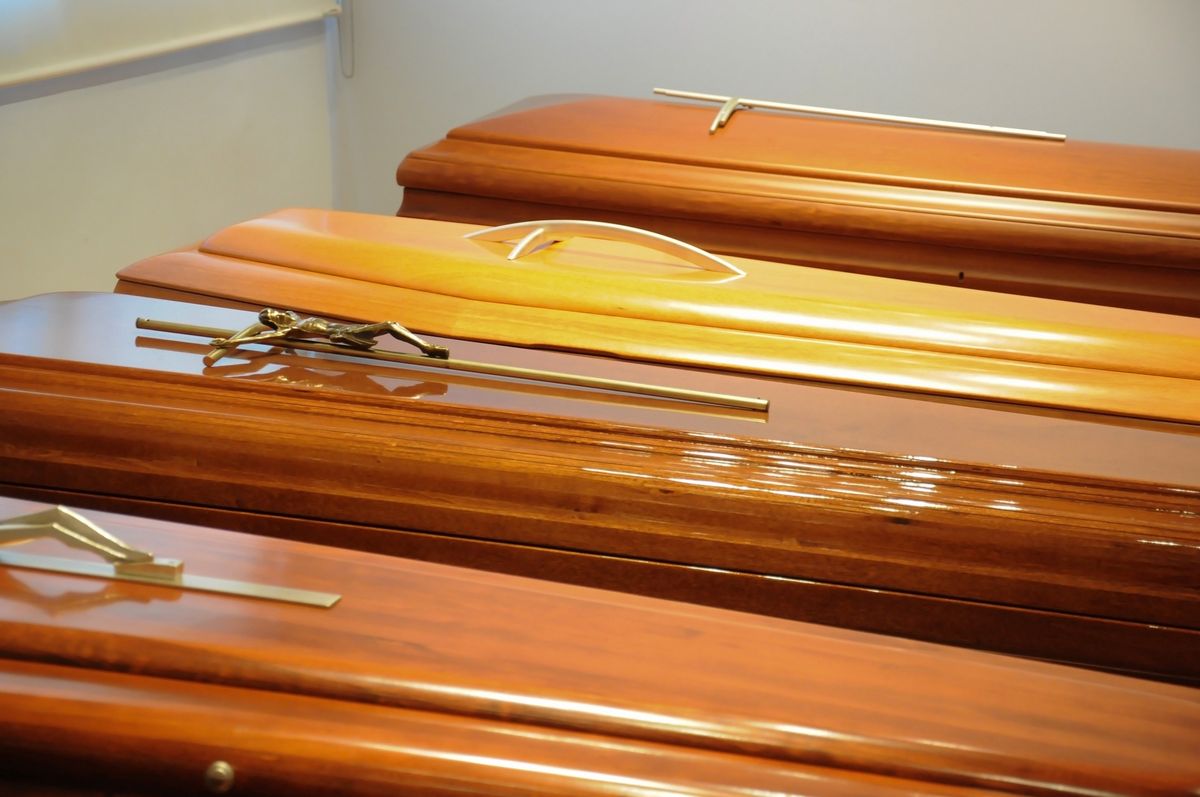 Trumny w zakładzie pogrzebowym. Zdjęcie ilustracyjne