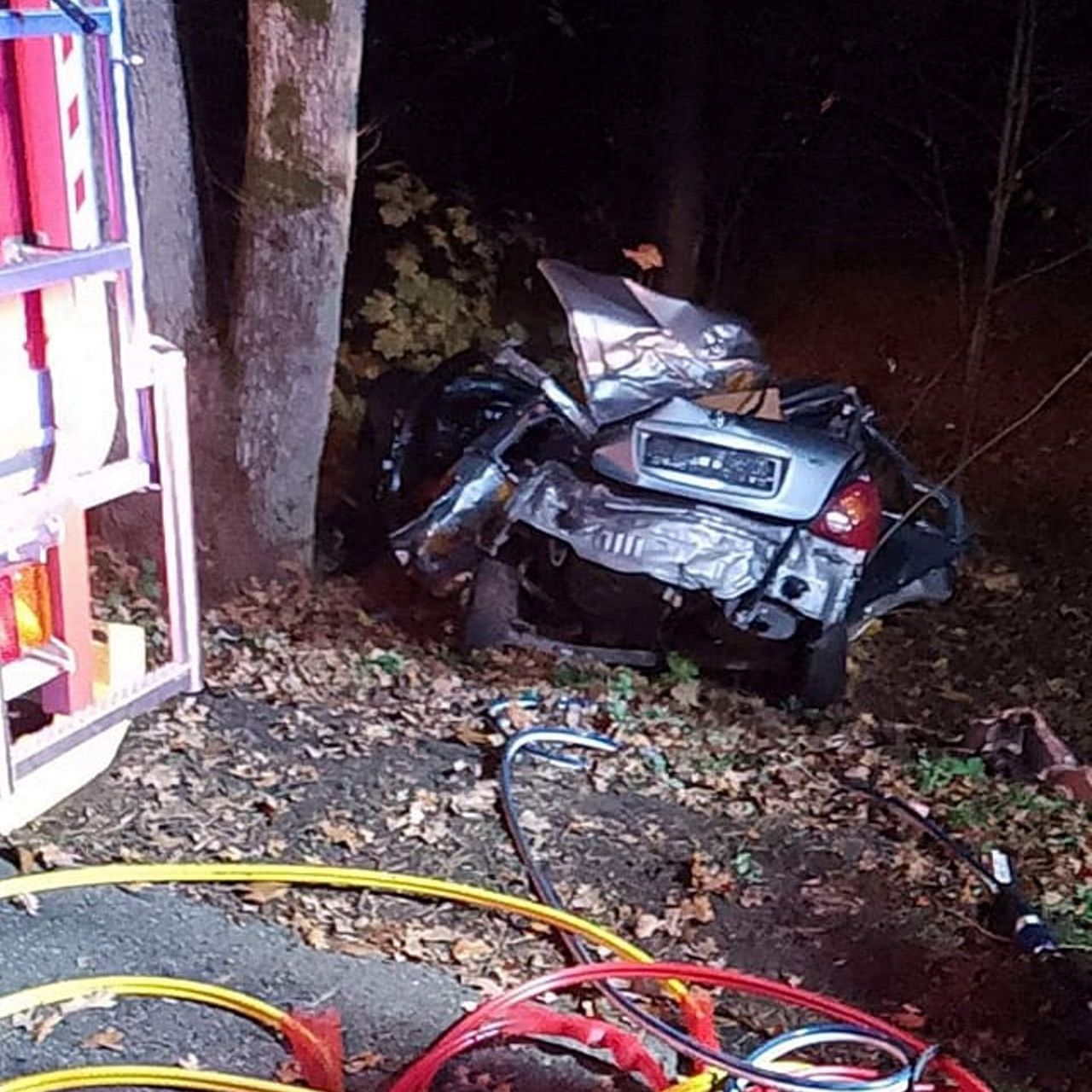 Tragedia na drodze. Samochód uderzył w drzewo