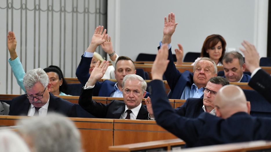 Kazimierz Kleina, S�awomir Rybicki, Marcin BosackiWarszawa, 01.06.2022. Senatorowie KO Kazimierz Kleina (L), S�awomir Rybicki (C) i Marcin Bosacki (P-d�) na sali obrad Senatu w Warszawie, 1 bm. Na dodatkowym posiedzeniu Senatu politycy zajm� si� nowelizacj� ustawy o S�dzie Najwy�szym, kt�ra m.in. likwiduje Izb� Dyscyplinarn� SN. (jm) PAP/Piotr NowakPiotr Nowakpolityk, polityka, posiedzenie, senat, senatu, sala obrad, zebranie