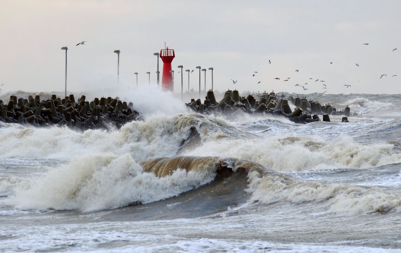 Sztorm na Bałtyku. Alerty hydrologiczne i ostrzeżenia przed silnym wiatrem