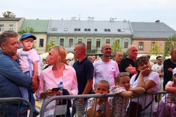 Święto Kielc 2025. Koncert Back to the Future na Rynku. Paweł Okła i zespół przenieśli publiczność w lata 80. i 90