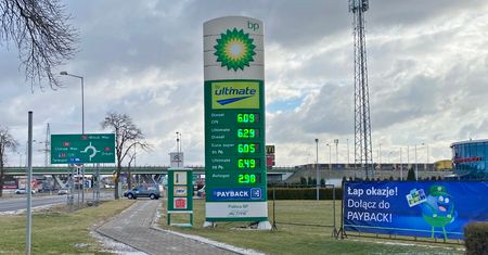 Tarcza antyinflacyjna nie wystarczyła. Paliwa już droższe niż przed obniżką podatków