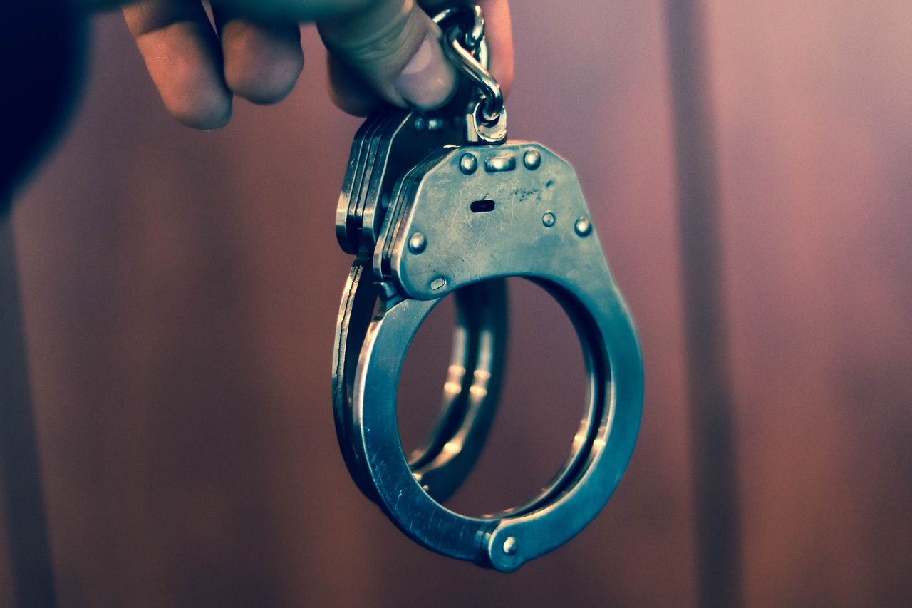 Przynosiła podejrzane paczki do urzędów. Policja zatrzymała 51-latkę