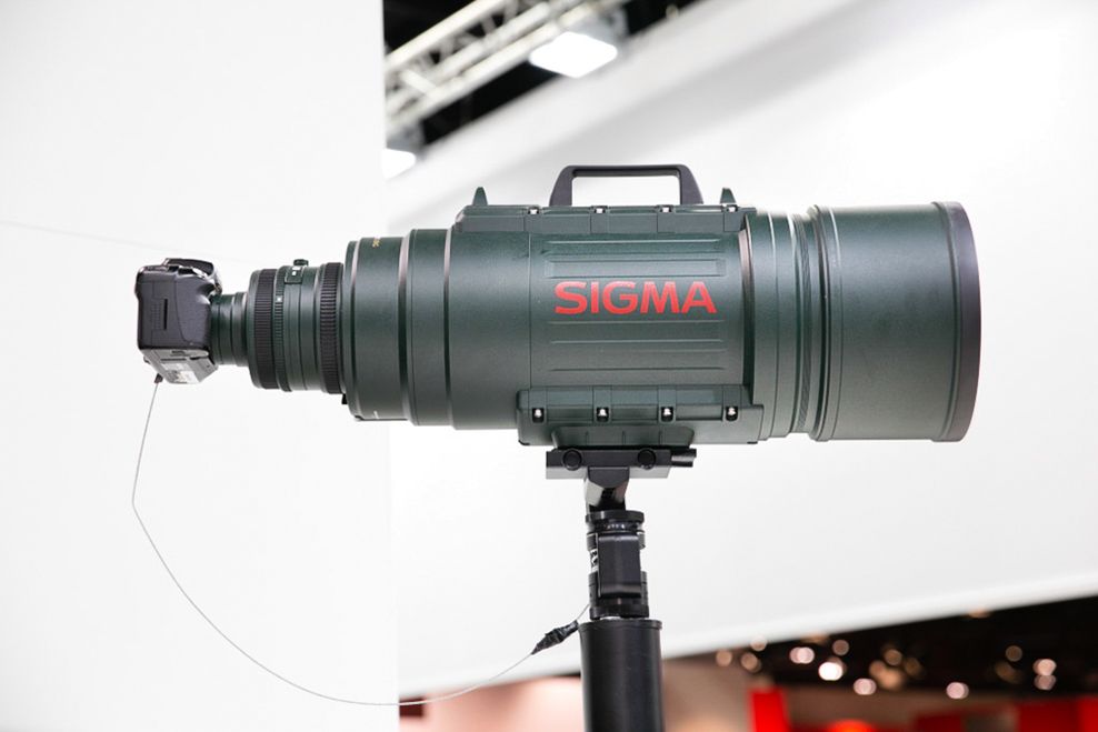 Sigma 200-500 F/2.8 APO EX DG. Długość tego wyglądającego, jak bomba lotnicza obiektywu, wynosi prawie 73 cm, średnica – 23 cm, a waga niemal 16 kg.