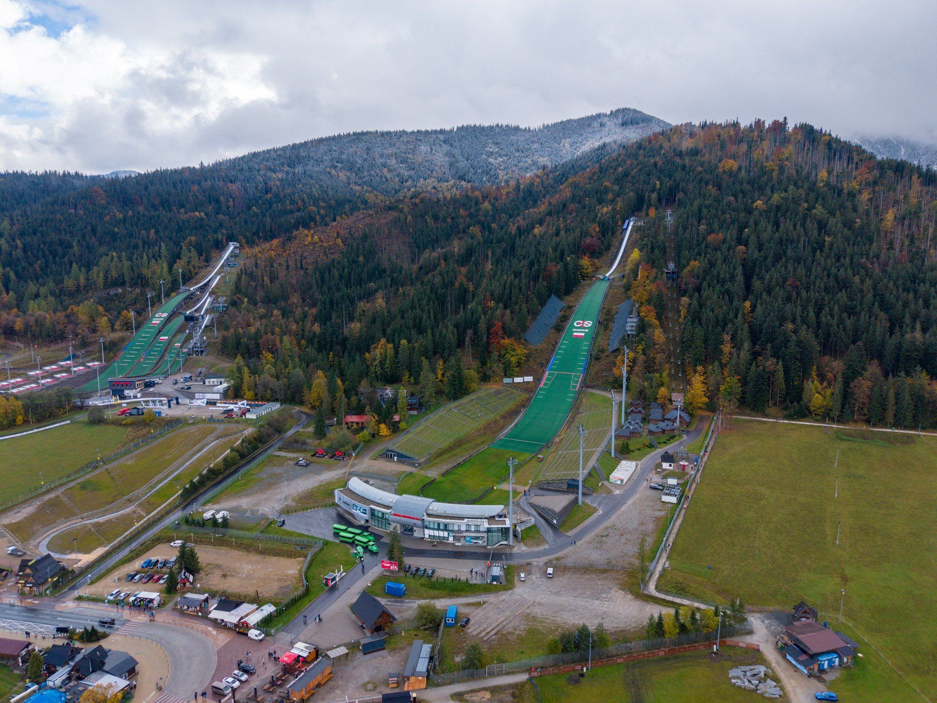 Zakopane w jesiennej odsłonie. Miasto z lotu ptaka wygląda niesamowicie. Złote i brązowe kolory spotykają się z ośnieżonymi Tatrami