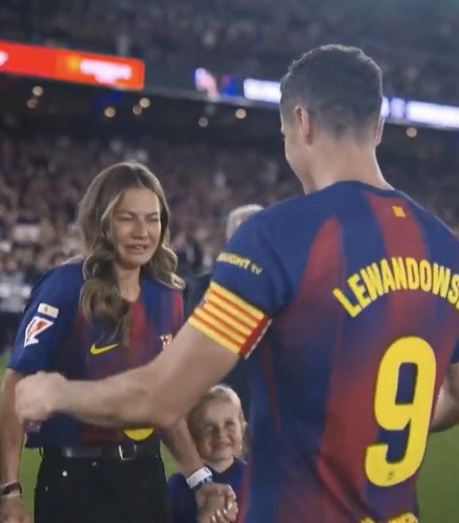 Rodzinne chwile podczas pożegnania Lewandowskiego na Camp Nou