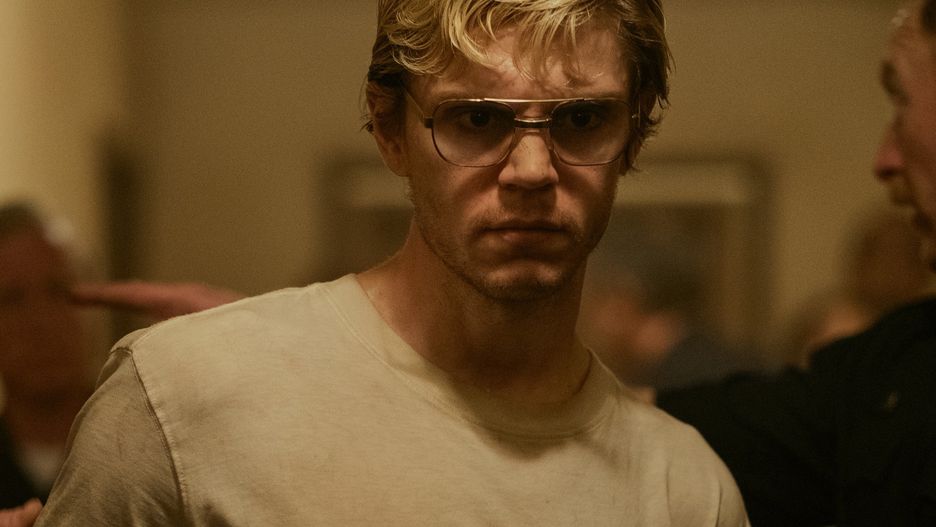 Evan Peters wciela się w Jeffreya Dahmera w serialu Netfliksa