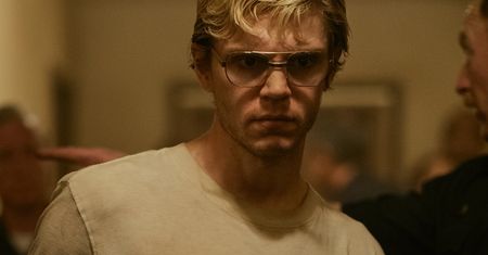 "Dahmer". Przerażająca historia zamieniona w rozrywkę. Rodziny ofiar protestują