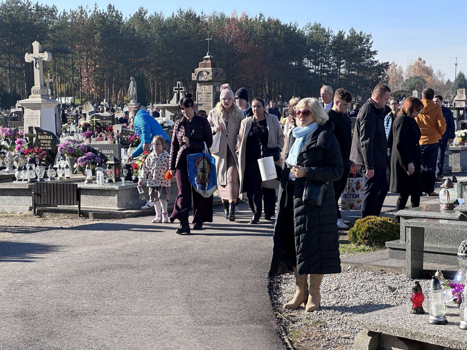 Tłumy na cmentarzu klasztornym w Jędrzejowie w dniu Wszystkich Świętych 2025.