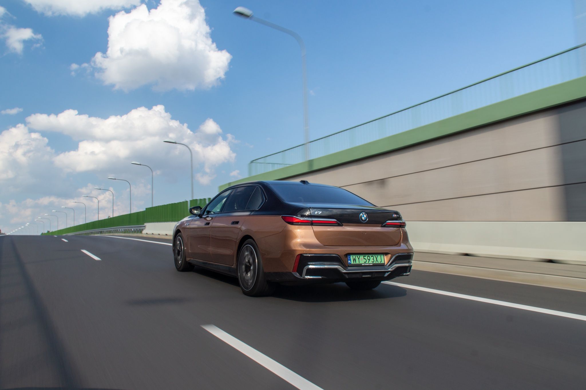 BMW i7 M70