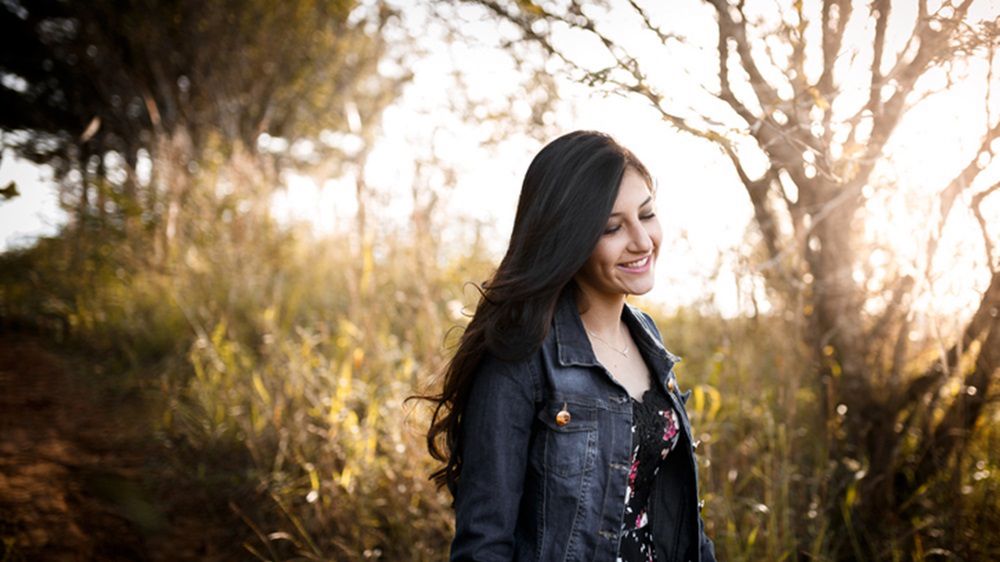 Powitaj jesień w pięknej dżinsowej kurtce, do której dobierzesz sukienkę w kwiaty