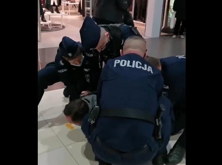 Interwencja w galerii w Ostrowcu Świętokrzyskim wobec mężczyzny, który nie miał maseczki. Nie chciał podać swoich danych policjnatom