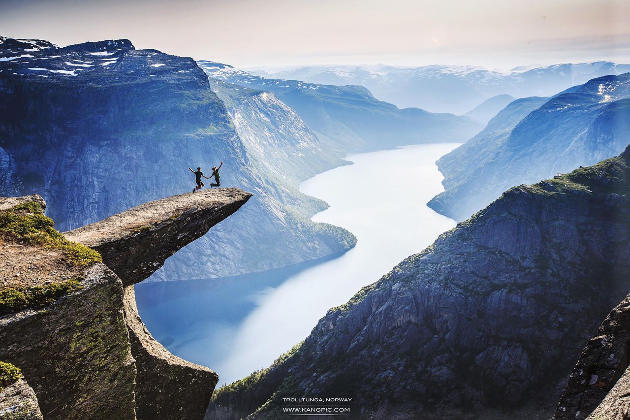 Zhuokang Jia podczas swoich podróży fotografuje głównie krajobrazy i ludzi. Powyższe zdjęcie, które przedstawia skałę Trolltunga w Norwegii, to przykład tego, jak urozmaicić fotografie popularnych widoków