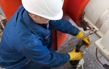 Zarobki palacza w kotłowni. Oto ile dostaje "na rękę"