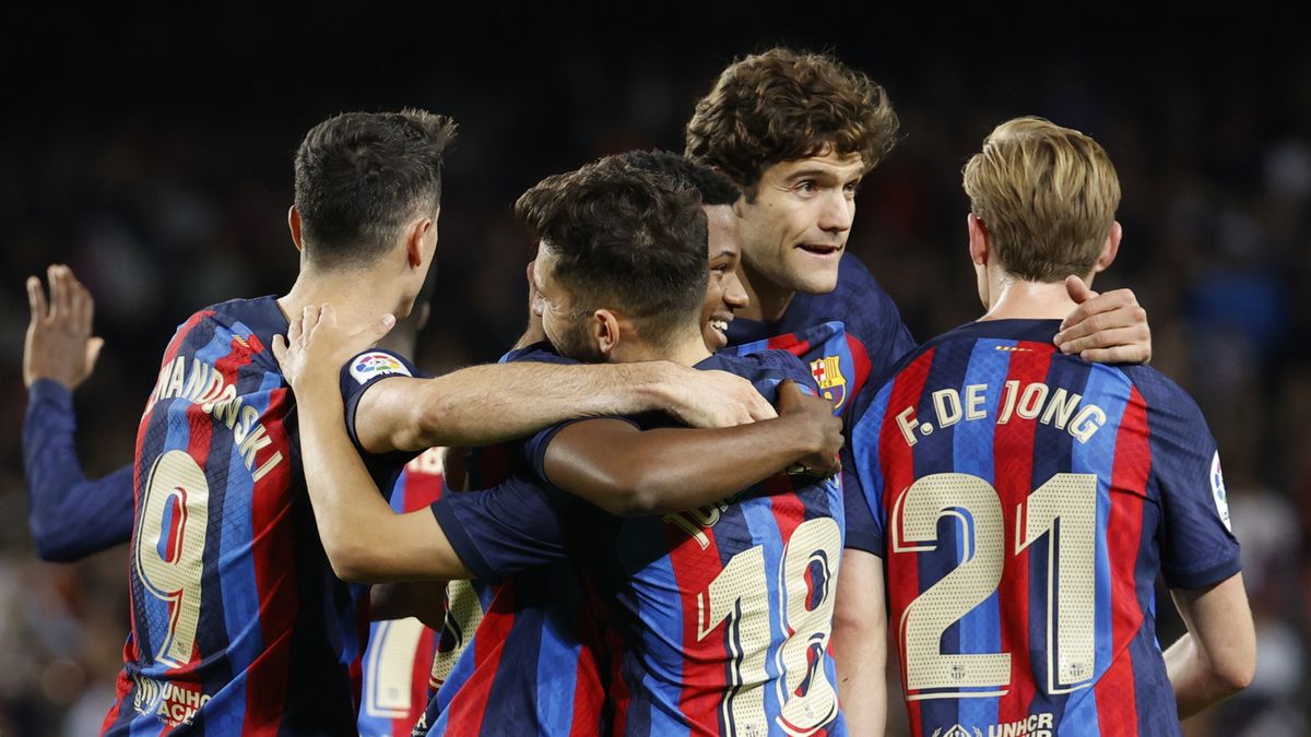 PAP/EPA / TONI ALBIR  / Na zdjęciu: piłkarze FC Barcelona