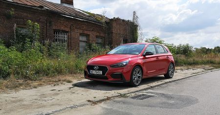 Hyundai i30 N-Line: Czy brak nawigacji i seryjne audio to problem?