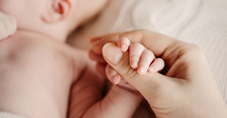 Wiadomo, ile porodów odebrano w 2021 roku. Rodzi się coraz mniej dzieci