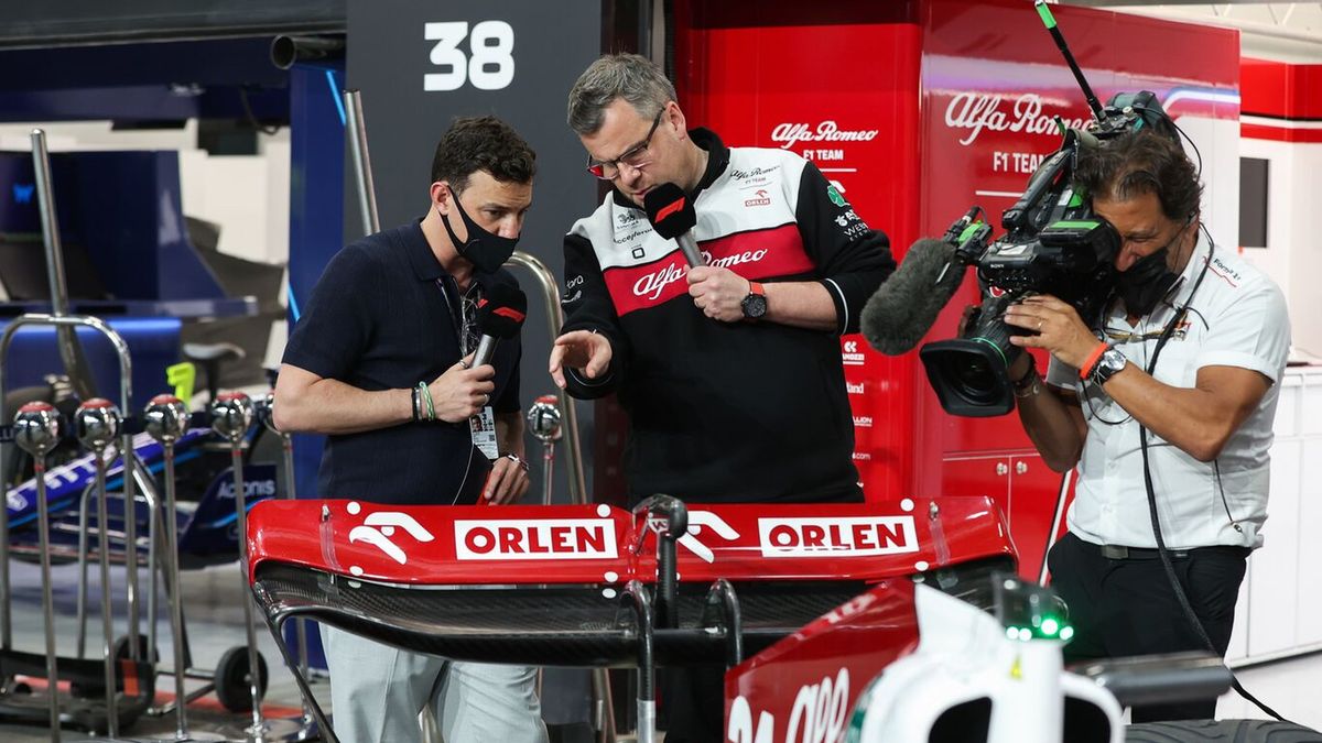 Materiały prasowe / Alfa Romeo F1 ORLEN / Na zdjęciu: Jan Monchaux (w środku) przedstawia bolid Alfy Romeo