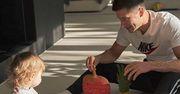 Robert Lewandowski pozuje z córką, a fani zachwycają się... dziurawą skarpetką dziewczynki: "To też NORMALNI LUDZIE!"