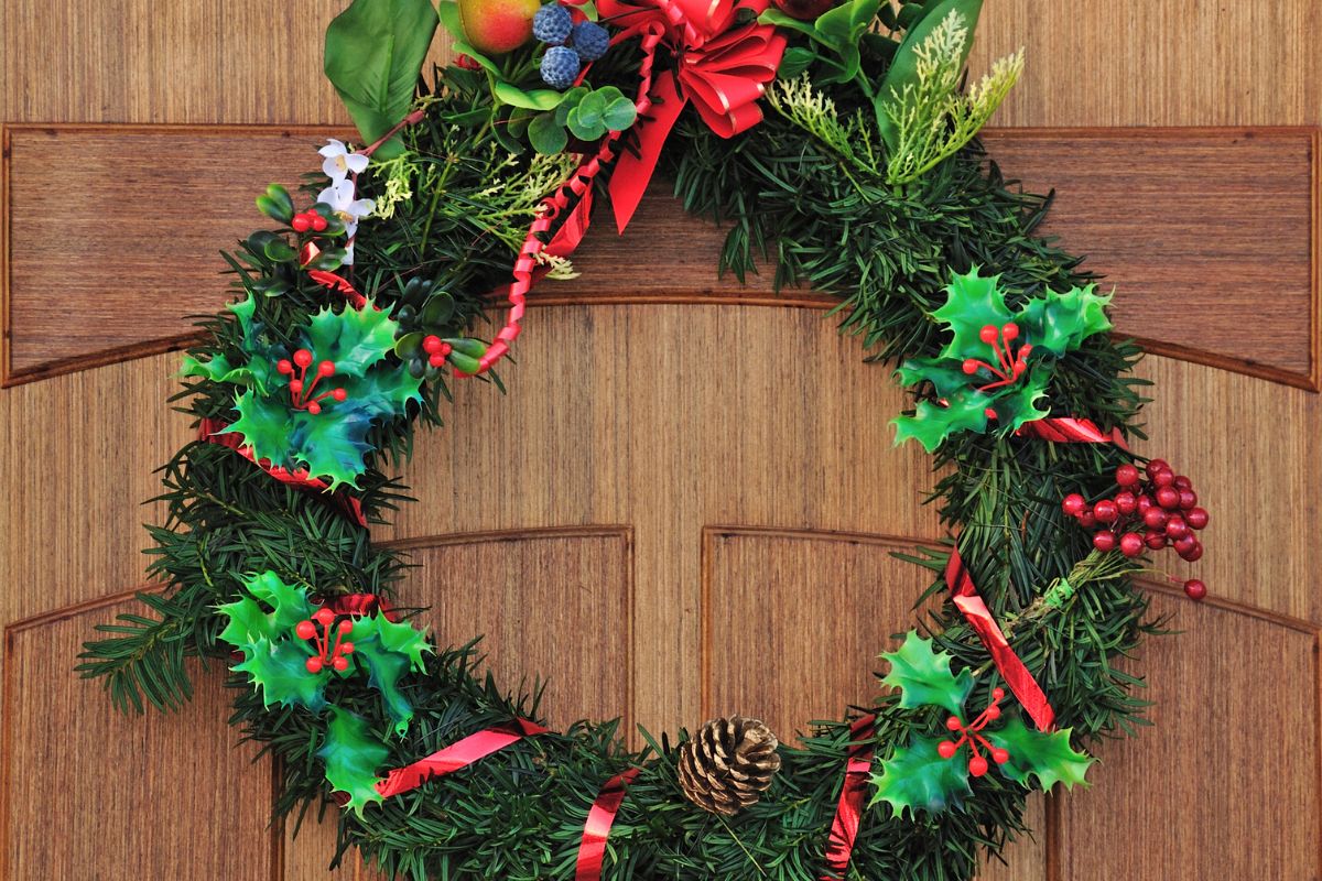 A holiday door decoration will take care of the atmosphere in your home.