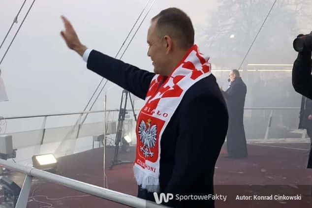 Karol Nawrocki pozdrawia kibiców zgromadzonych pod Jasną Górą