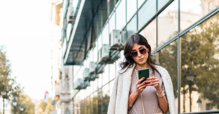 Idziesz z telefonem przez pasy? Teraz możesz dostać mandat