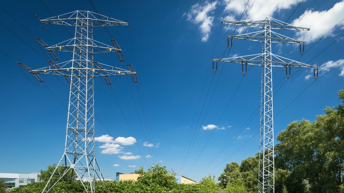 Masz działkę ze słupem energetycznym? Możesz liczyć na pieniądze