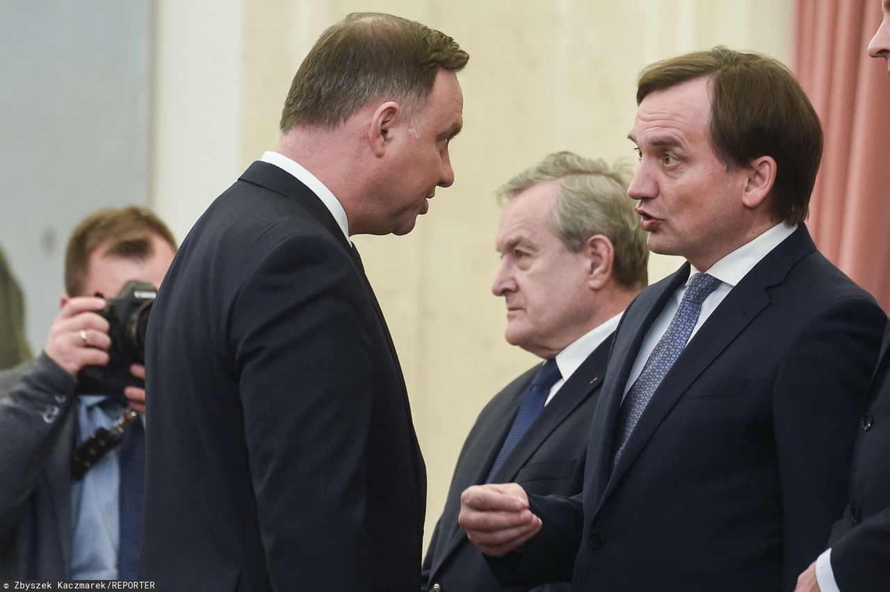 Solidarna Polska blokuje projekt prezydenta, Andrzej Duda nie chce poprawek "ziobrystów". Nie widać kompromisu z Brukselą