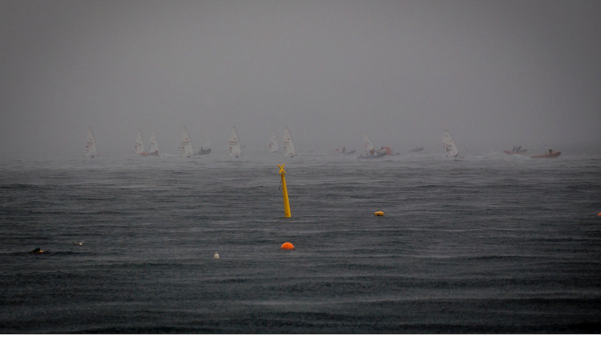 Zdjęcie okładkowe artykułu: Materiały prasowe / Sailing Energy / World Sailing / Na zdjęciu: Ulewa nad akwenem żeglarskich mistrzostw świata w Aarhus