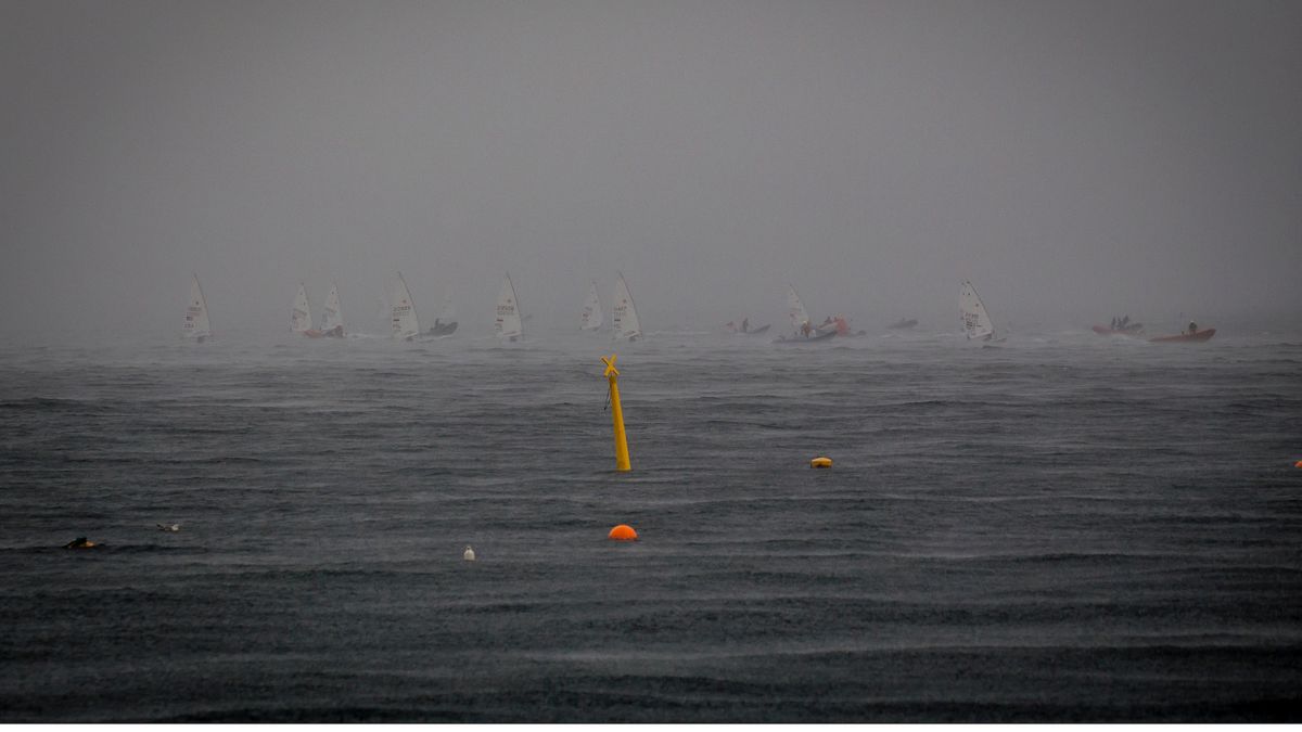 Materiały prasowe / Sailing Energy / World Sailing / Na zdjęciu: Ulewa nad akwenem żeglarskich mistrzostw świata w Aarhus