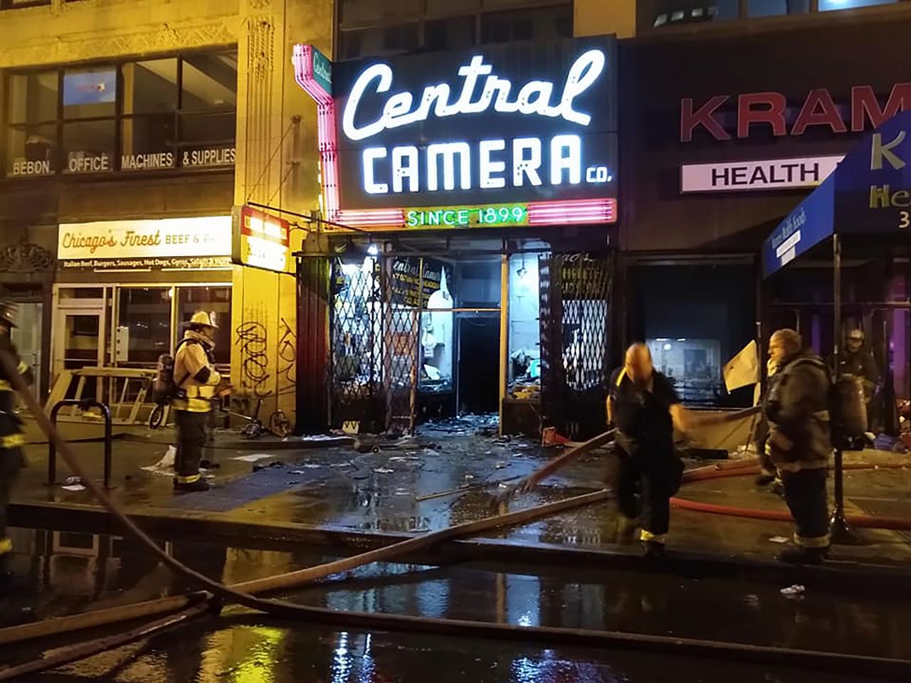 Legendarny sklep fotograficzny w Chicago spalony podczas zamieszek